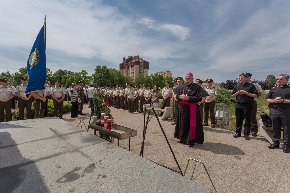 https://www.morh.hr/wp-content/gallery/promocija-polaznika-vojnih-skola-hvu-a-ponovo-u-vukovaru/vukovar_23062017_11.jpg