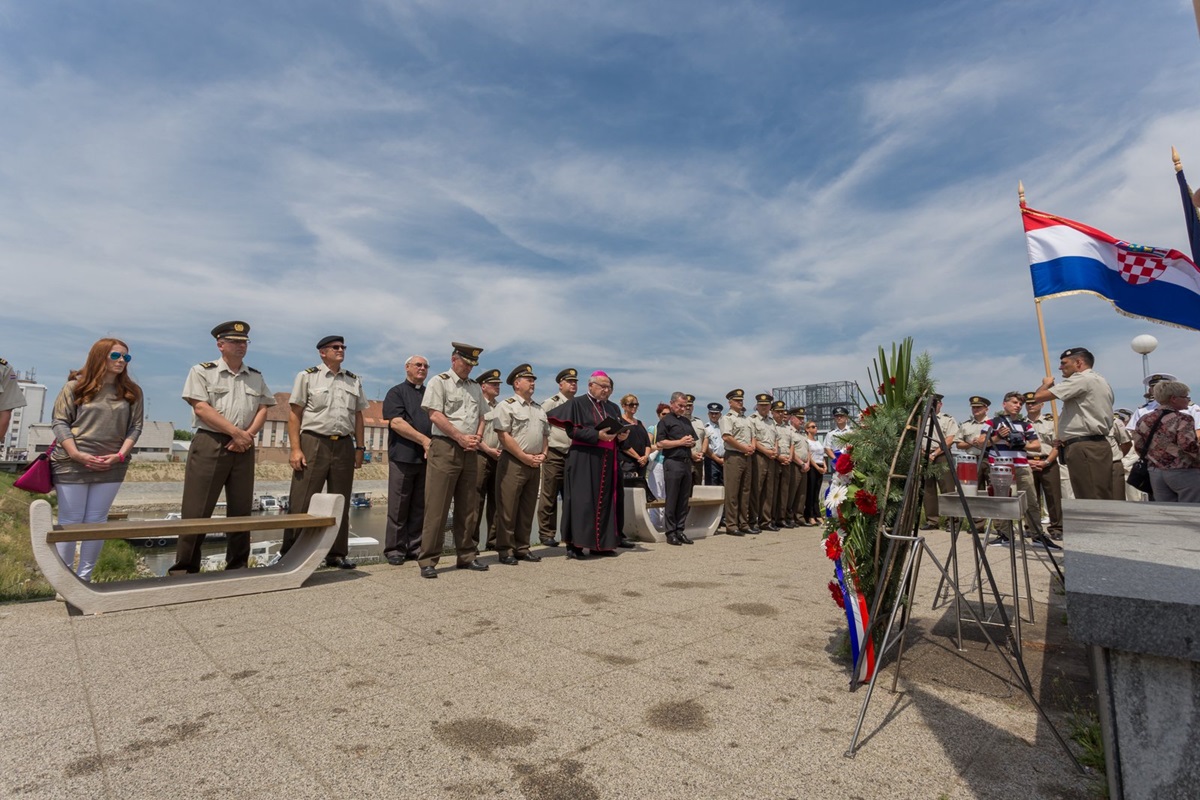 https://www.morh.hr/wp-content/gallery/promocija-polaznika-vojnih-skola-hvu-a-ponovo-u-vukovaru/vukovar_23062017_12.jpg