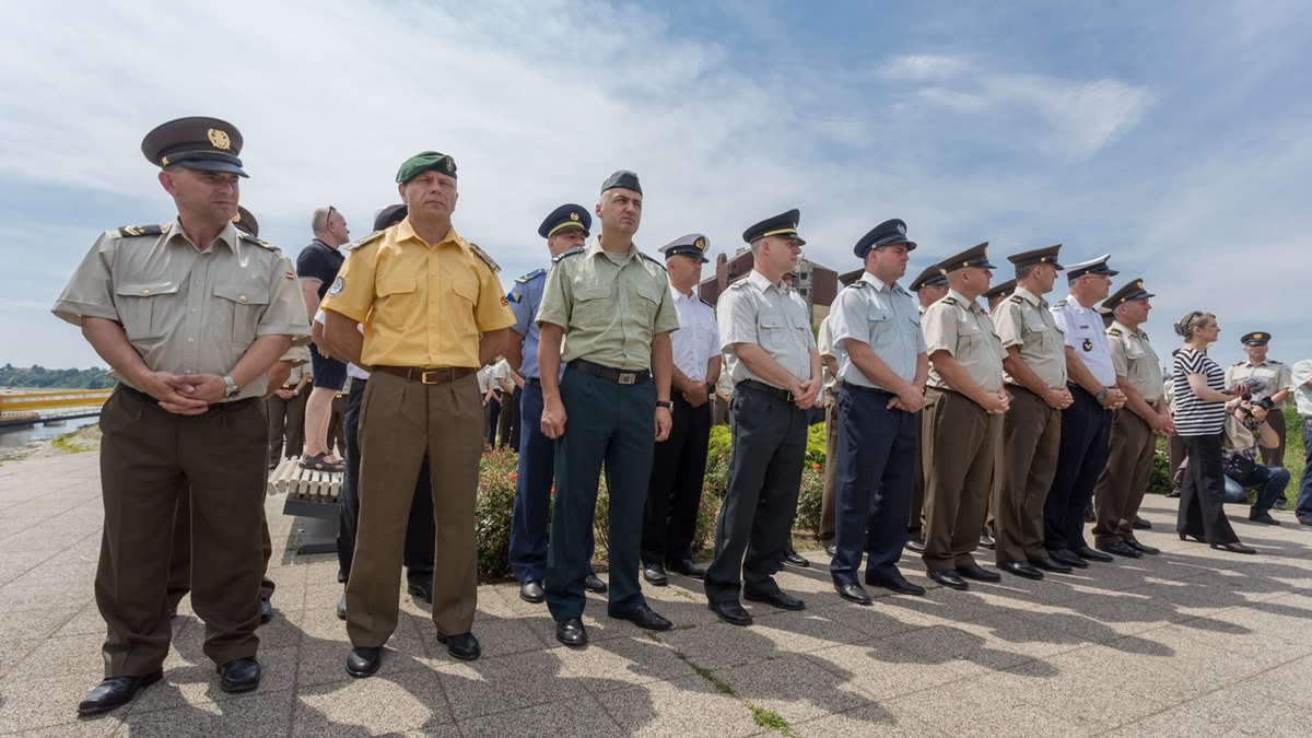 https://www.morh.hr/wp-content/gallery/promocija-polaznika-vojnih-skola-hvu-a-ponovo-u-vukovaru/vukovar_23062017_13.jpg
