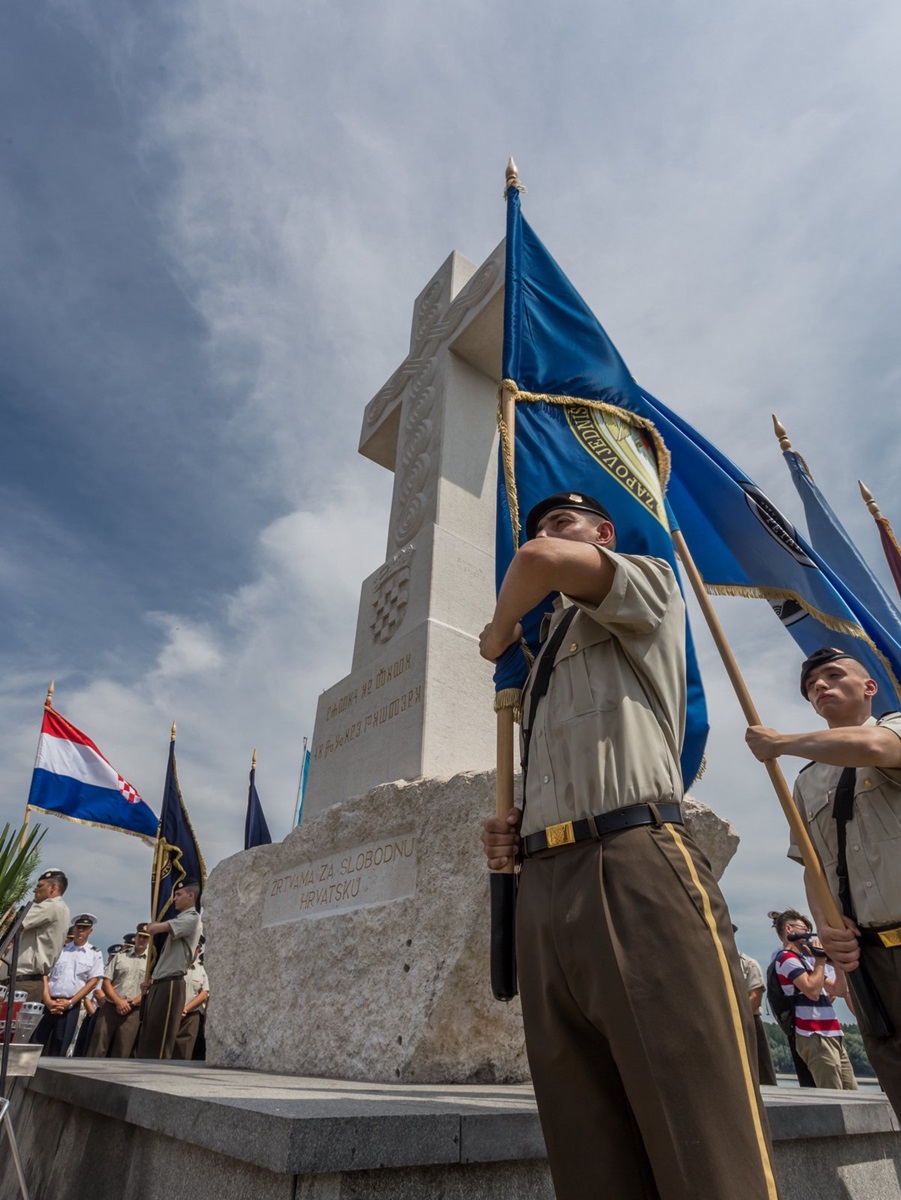 https://www.morh.hr/wp-content/gallery/promocija-polaznika-vojnih-skola-hvu-a-ponovo-u-vukovaru/vukovar_23062017_14.jpg