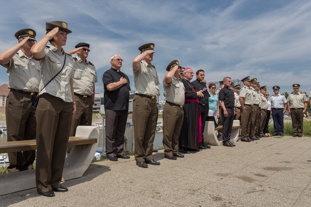 https://www.morh.hr/wp-content/gallery/promocija-polaznika-vojnih-skola-hvu-a-ponovo-u-vukovaru/vukovar_23062017_15.jpg