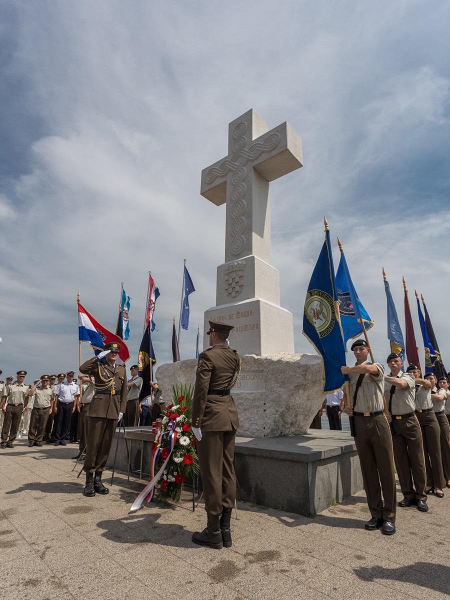 https://www.morh.hr/wp-content/gallery/promocija-polaznika-vojnih-skola-hvu-a-ponovo-u-vukovaru/vukovar_23062017_16.jpg