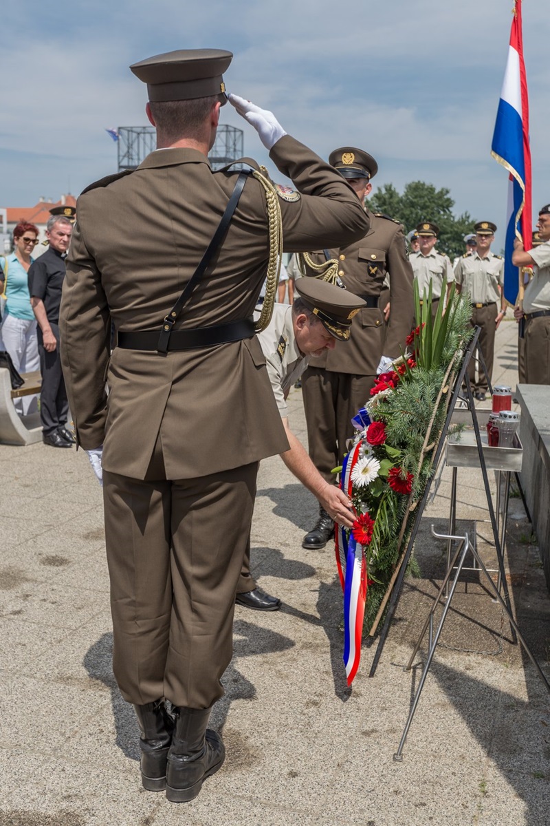 https://www.morh.hr/wp-content/gallery/promocija-polaznika-vojnih-skola-hvu-a-ponovo-u-vukovaru/vukovar_23062017_17.jpg