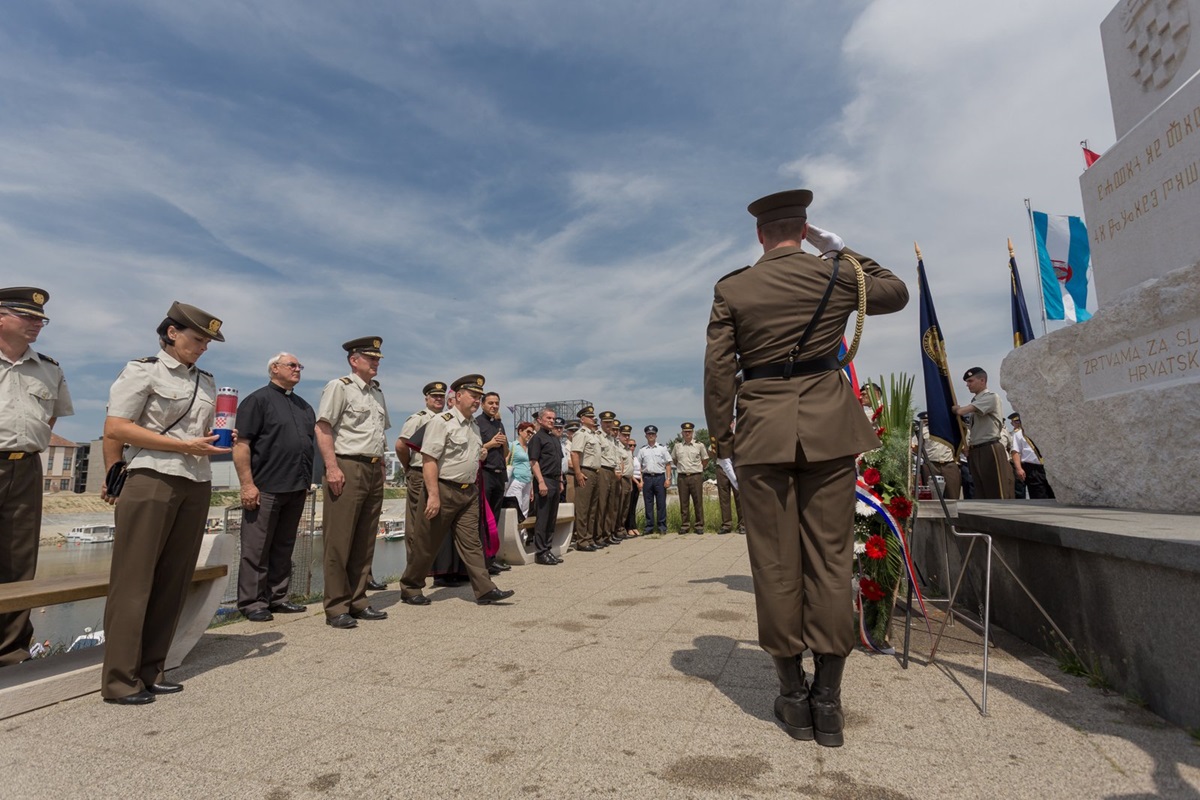 https://www.morh.hr/wp-content/gallery/promocija-polaznika-vojnih-skola-hvu-a-ponovo-u-vukovaru/vukovar_23062017_18.jpg