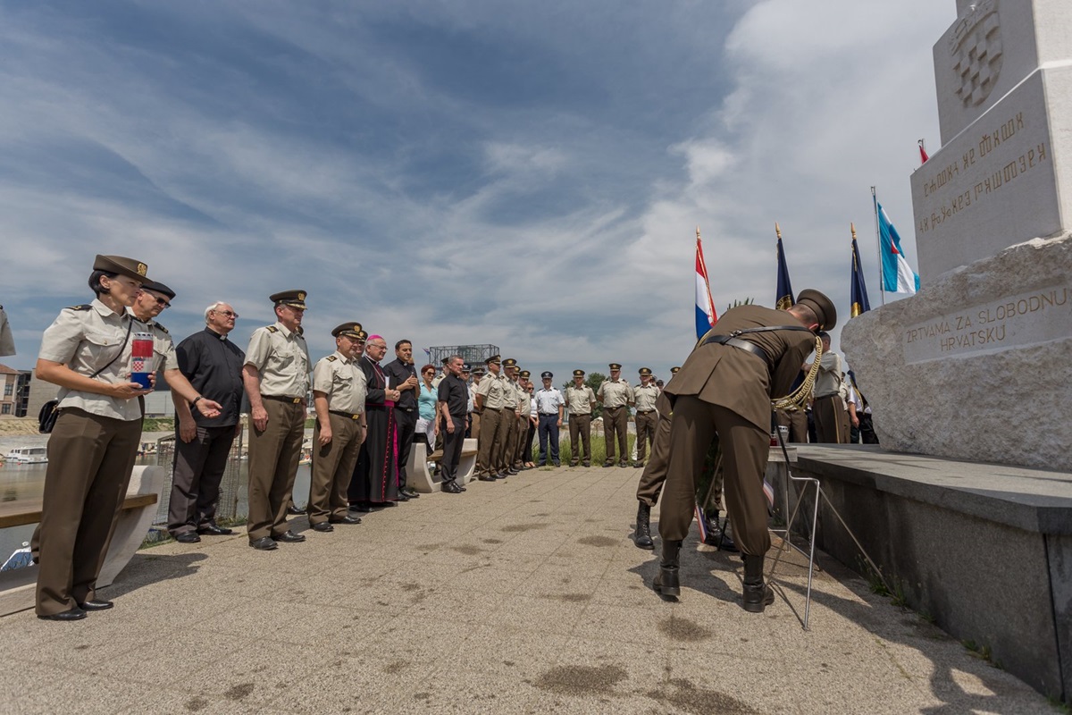 https://www.morh.hr/wp-content/gallery/promocija-polaznika-vojnih-skola-hvu-a-ponovo-u-vukovaru/vukovar_23062017_19.jpg