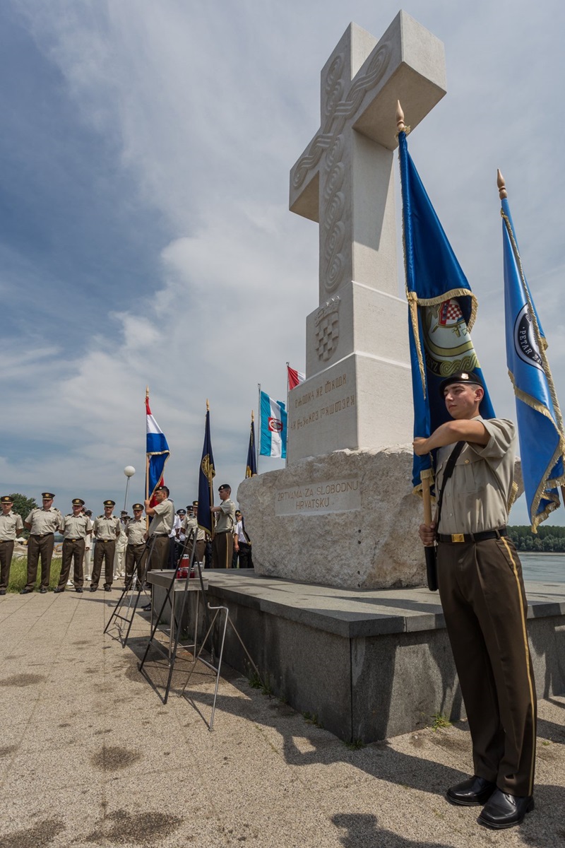 https://www.morh.hr/wp-content/gallery/promocija-polaznika-vojnih-skola-hvu-a-ponovo-u-vukovaru/vukovar_23062017_20.jpg