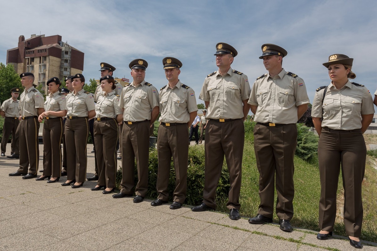 https://www.morh.hr/wp-content/gallery/promocija-polaznika-vojnih-skola-hvu-a-ponovo-u-vukovaru/vukovar_23062017_21.jpg