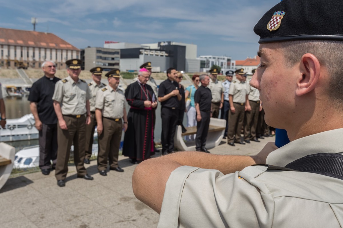 https://www.morh.hr/wp-content/gallery/promocija-polaznika-vojnih-skola-hvu-a-ponovo-u-vukovaru/vukovar_23062017_22.jpg