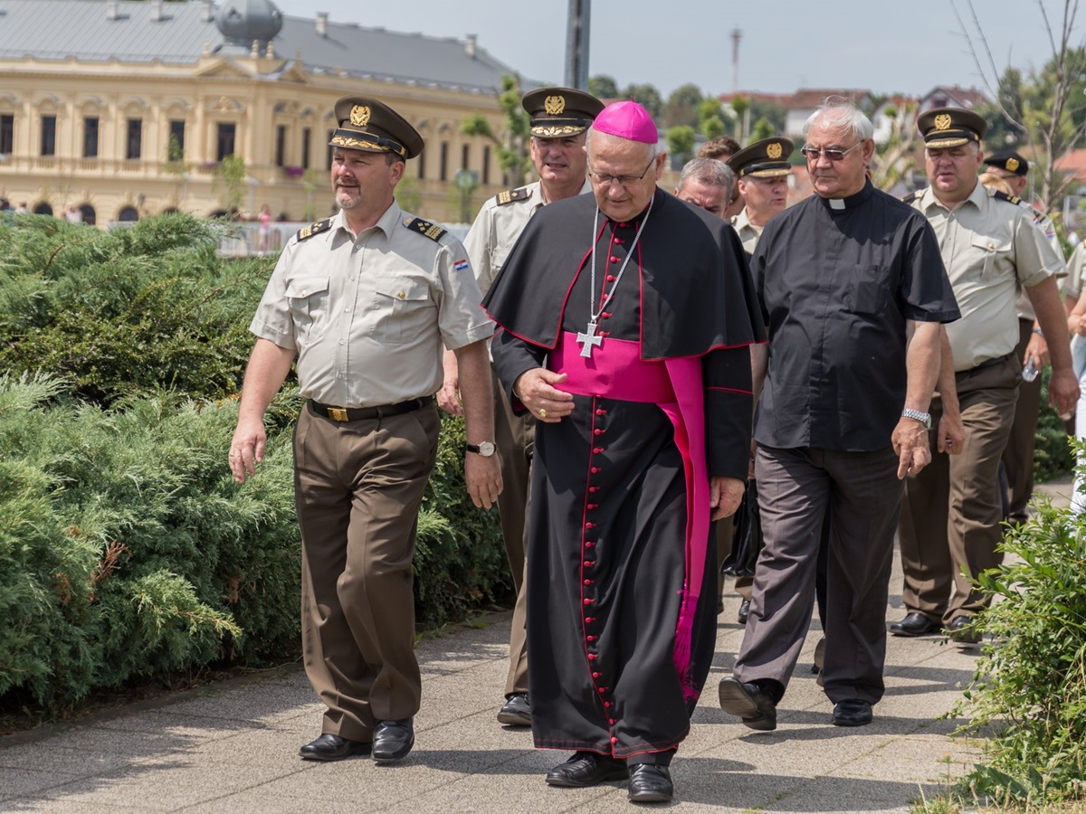 https://www.morh.hr/wp-content/gallery/promocija-polaznika-vojnih-skola-hvu-a-ponovo-u-vukovaru/vukovar_23062017_23.jpg