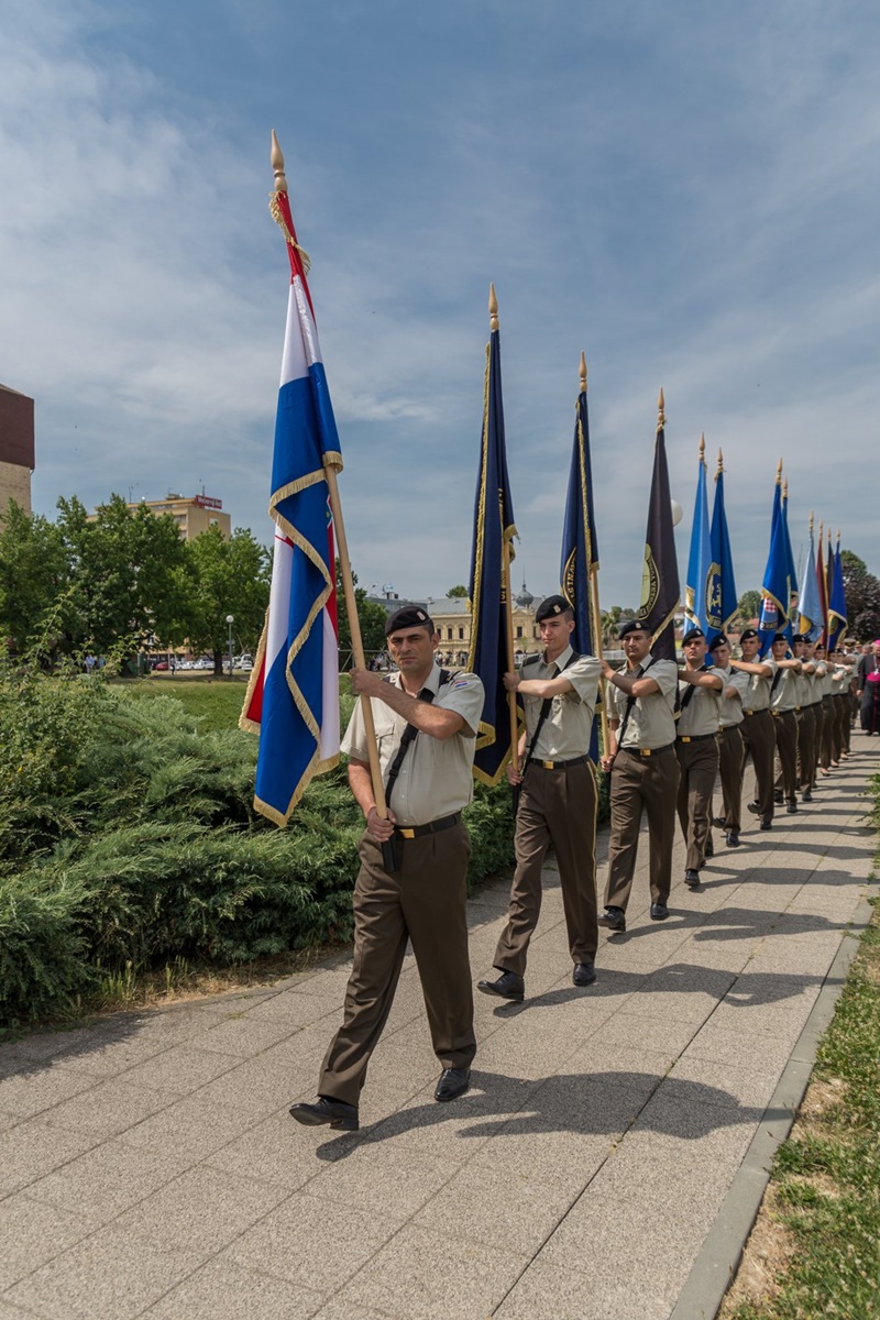 https://www.morh.hr/wp-content/gallery/promocija-polaznika-vojnih-skola-hvu-a-ponovo-u-vukovaru/vukovar_23062017_25.jpg