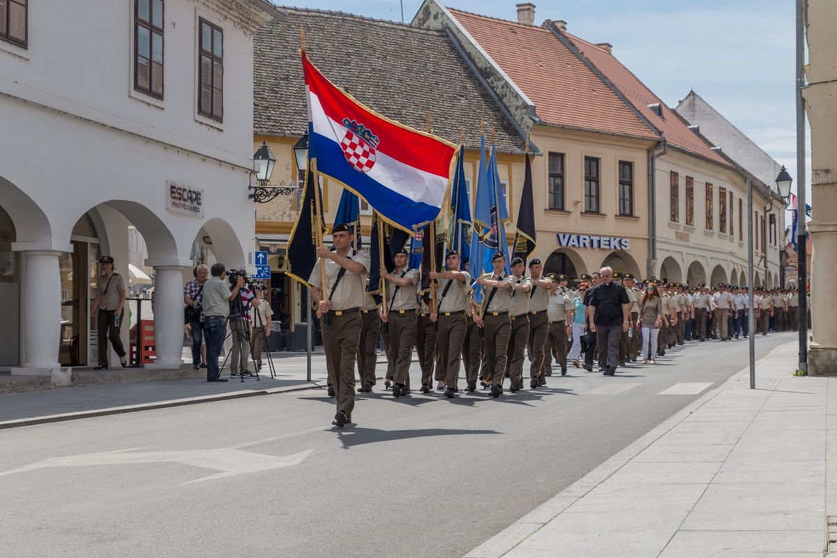 https://www.morh.hr/wp-content/gallery/promocija-polaznika-vojnih-skola-hvu-a-ponovo-u-vukovaru/vukovar_23062017_27.jpg