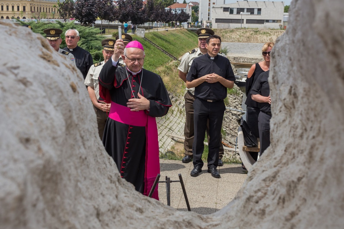 https://www.morh.hr/wp-content/gallery/promocija-polaznika-vojnih-skola-hvu-a-ponovo-u-vukovaru/vukovar_23062017_28.jpg