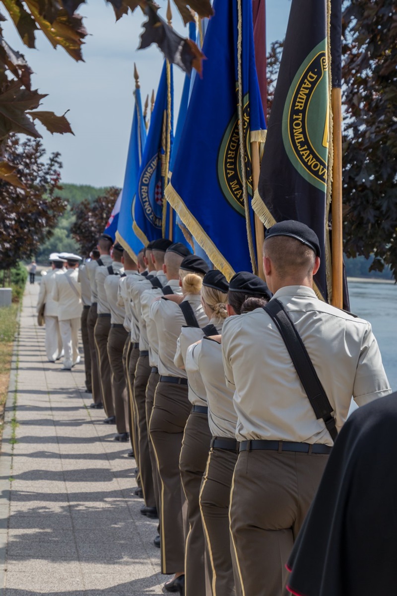 https://www.morh.hr/wp-content/gallery/promocija-polaznika-vojnih-skola-hvu-a-ponovo-u-vukovaru/vukovar_23062017_30.jpg