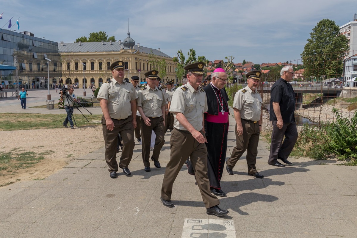 https://www.morh.hr/wp-content/gallery/promocija-polaznika-vojnih-skola-hvu-a-ponovo-u-vukovaru/vukovar_23062017_32.jpg