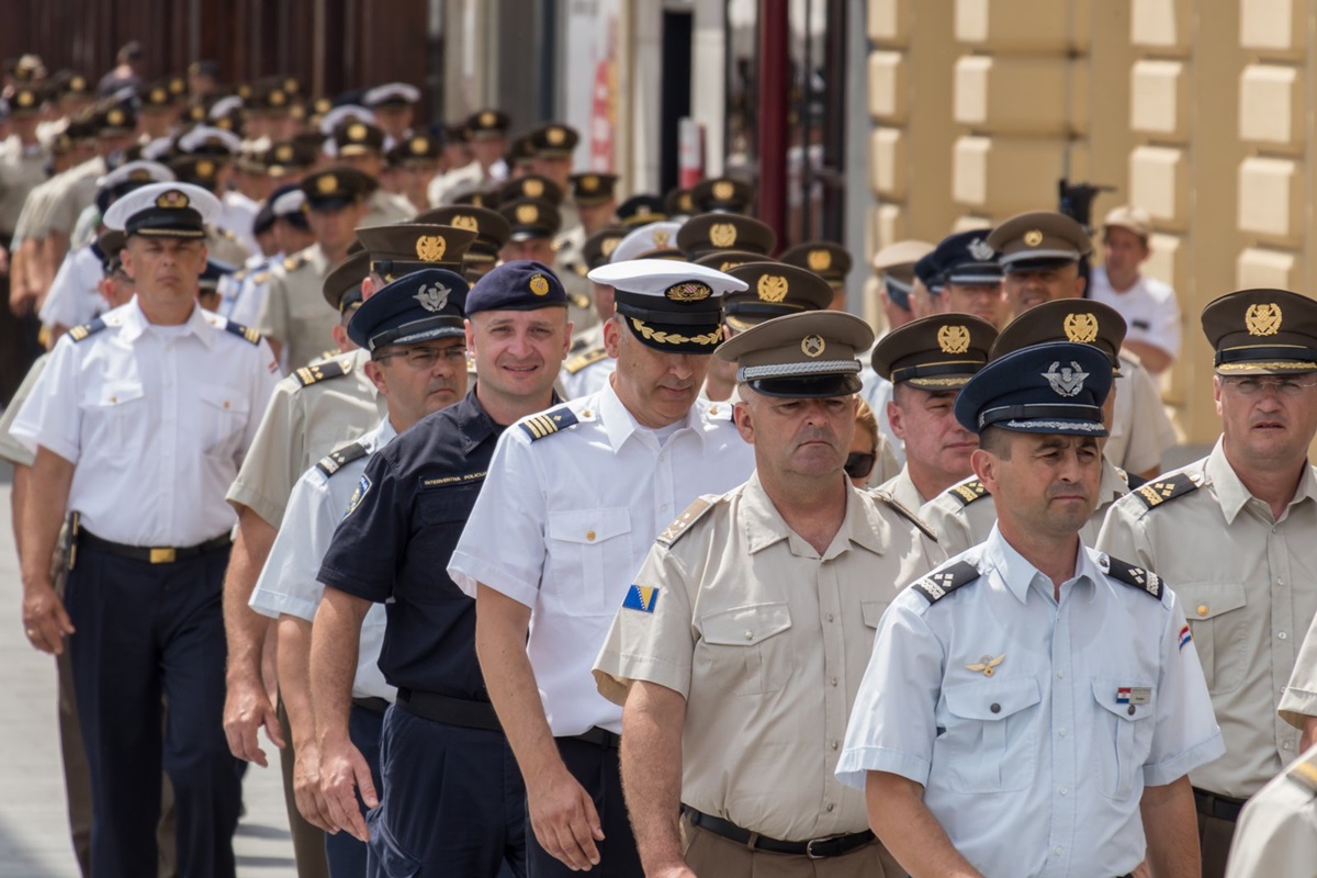 https://www.morh.hr/wp-content/gallery/promocija-polaznika-vojnih-skola-hvu-a-ponovo-u-vukovaru/vukovar_23062017_35.jpg