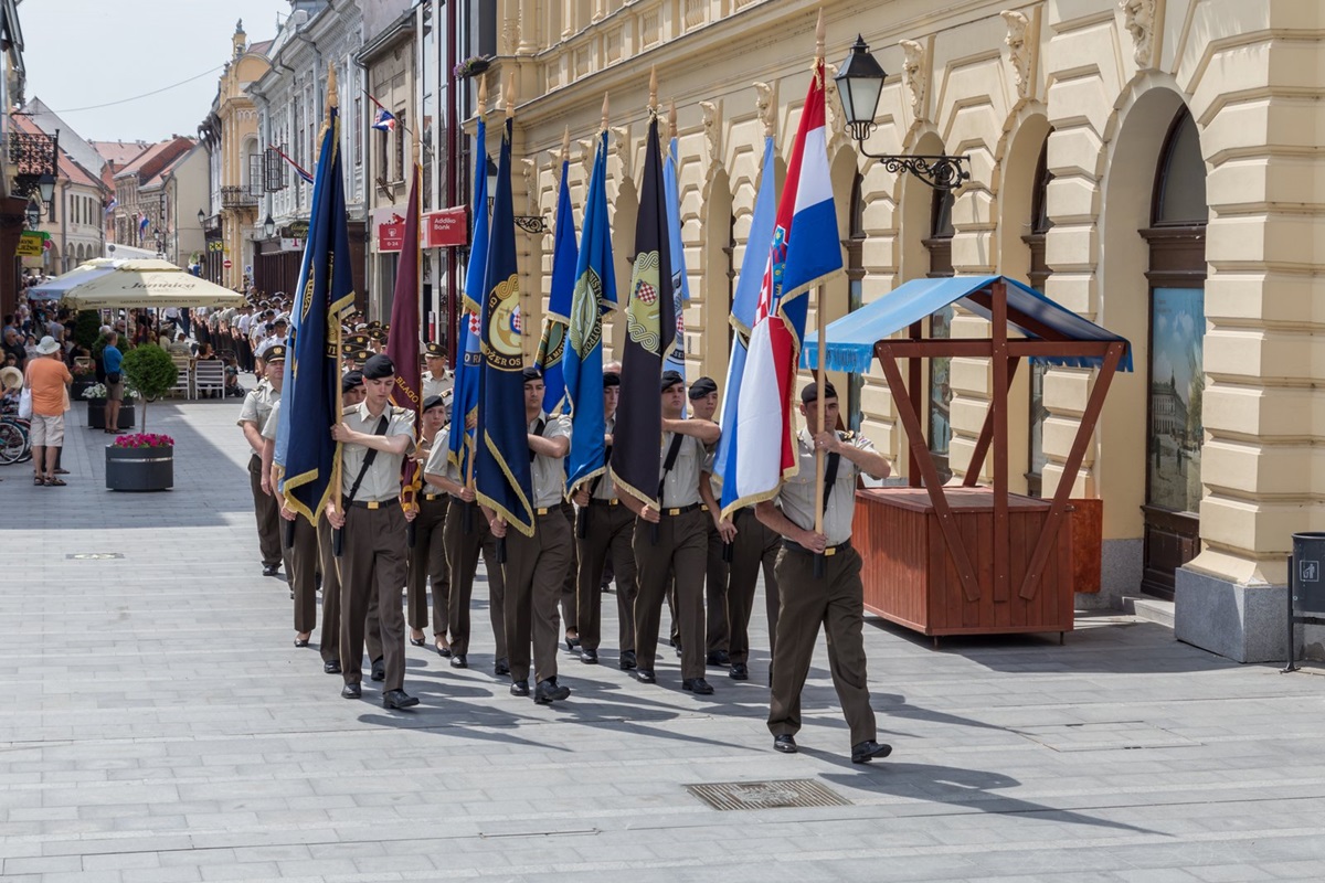 https://www.morh.hr/wp-content/gallery/promocija-polaznika-vojnih-skola-hvu-a-ponovo-u-vukovaru/vukovar_23062017_37.jpg