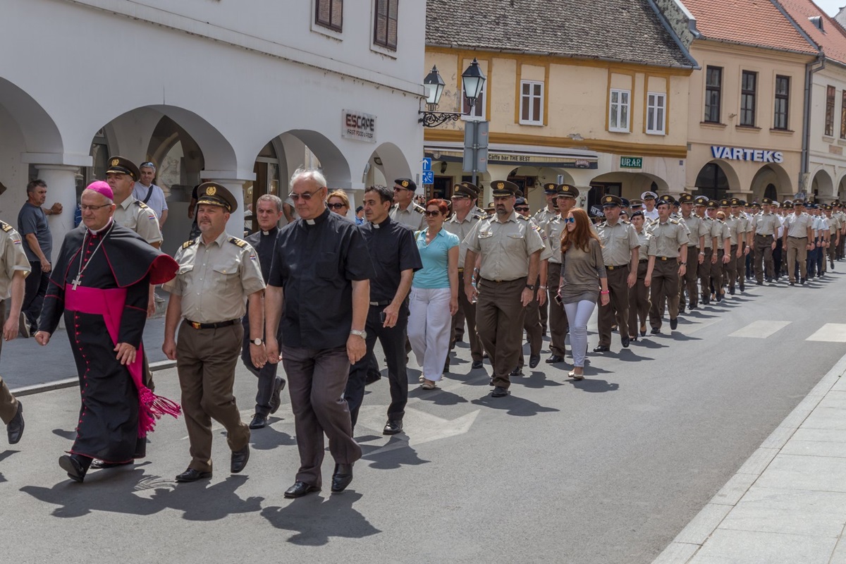 https://www.morh.hr/wp-content/gallery/promocija-polaznika-vojnih-skola-hvu-a-ponovo-u-vukovaru/vukovar_23062017_38.jpg