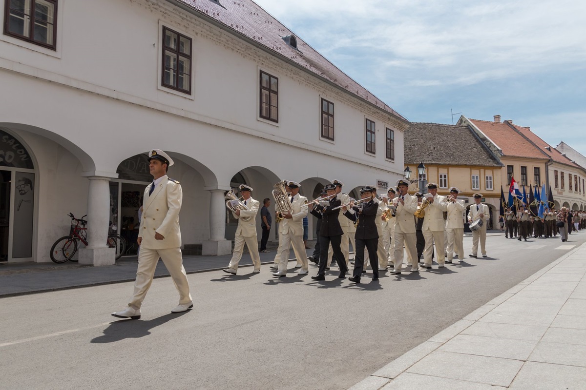https://www.morh.hr/wp-content/gallery/promocija-polaznika-vojnih-skola-hvu-a-ponovo-u-vukovaru/vukovar_23062017_39.jpg
