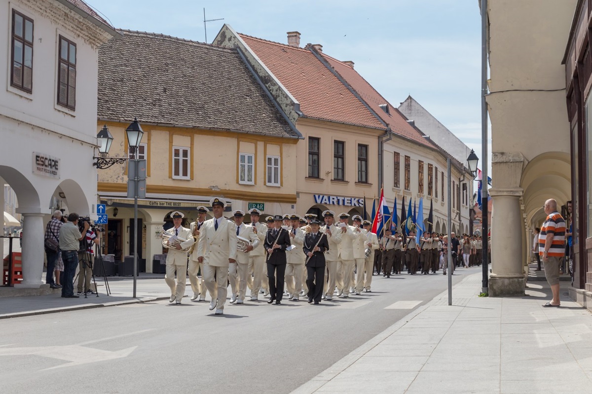 https://www.morh.hr/wp-content/gallery/promocija-polaznika-vojnih-skola-hvu-a-ponovo-u-vukovaru/vukovar_23062017_41.jpg