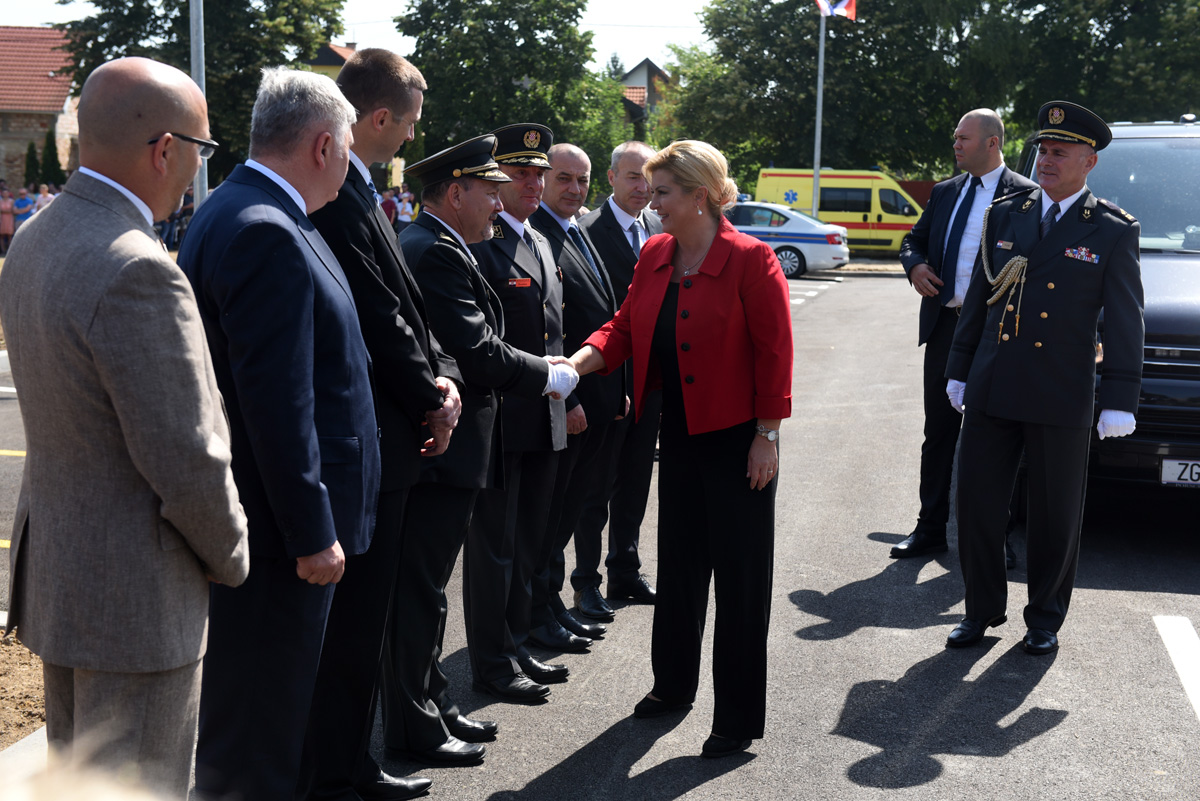 https://www.morh.hr/wp-content/gallery/promocija-polaznika-vojnih-skola-ponovno-u-vukovaru/vukovar_24062017_03.jpg