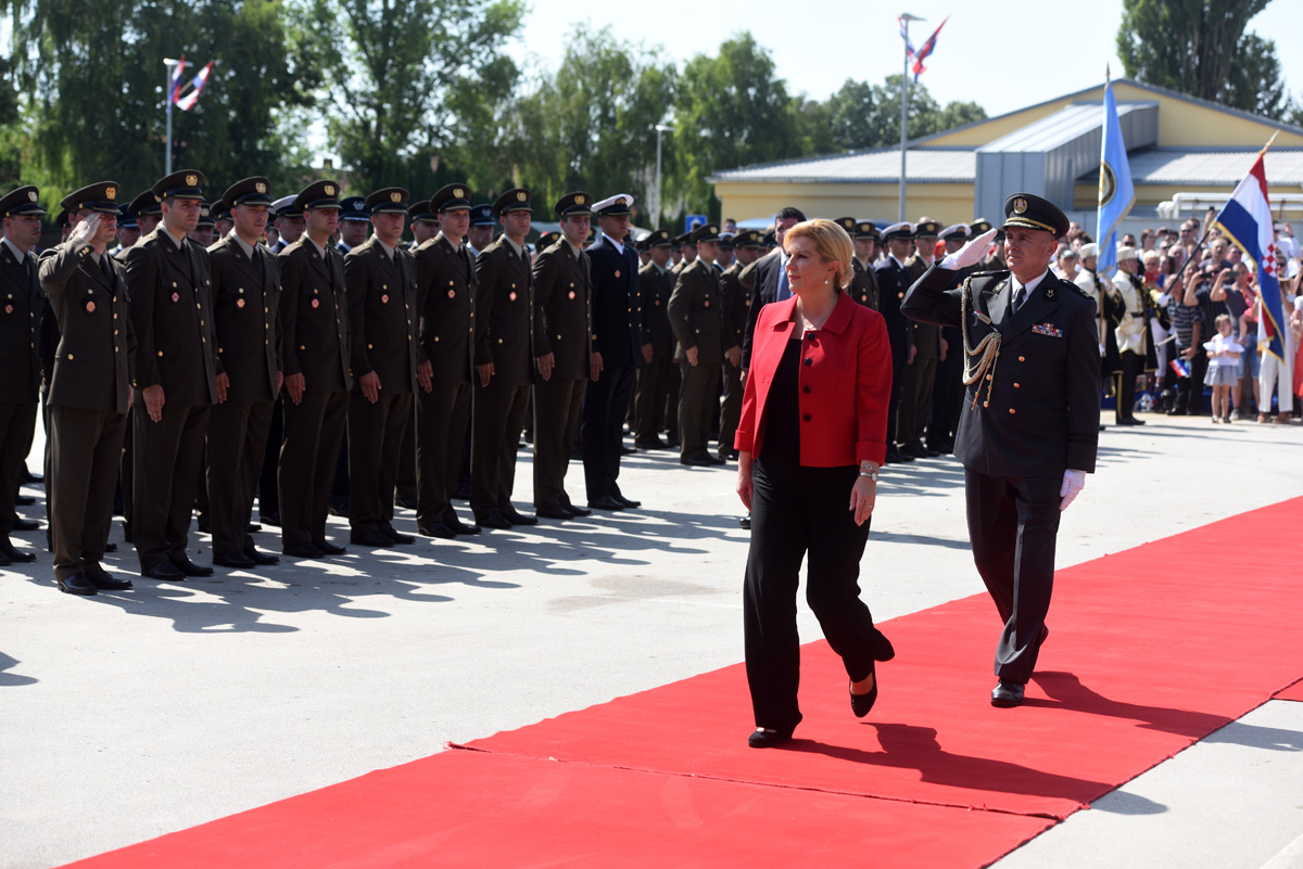 https://www.morh.hr/wp-content/gallery/promocija-polaznika-vojnih-skola-ponovno-u-vukovaru/vukovar_24062017_04.jpg