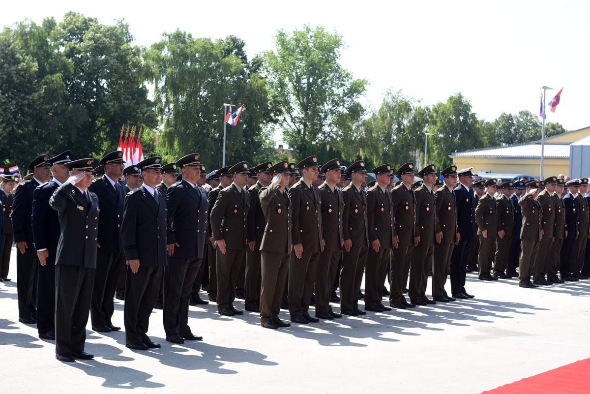 https://www.morh.hr/wp-content/gallery/promocija-polaznika-vojnih-skola-ponovno-u-vukovaru/vukovar_24062017_05.jpg