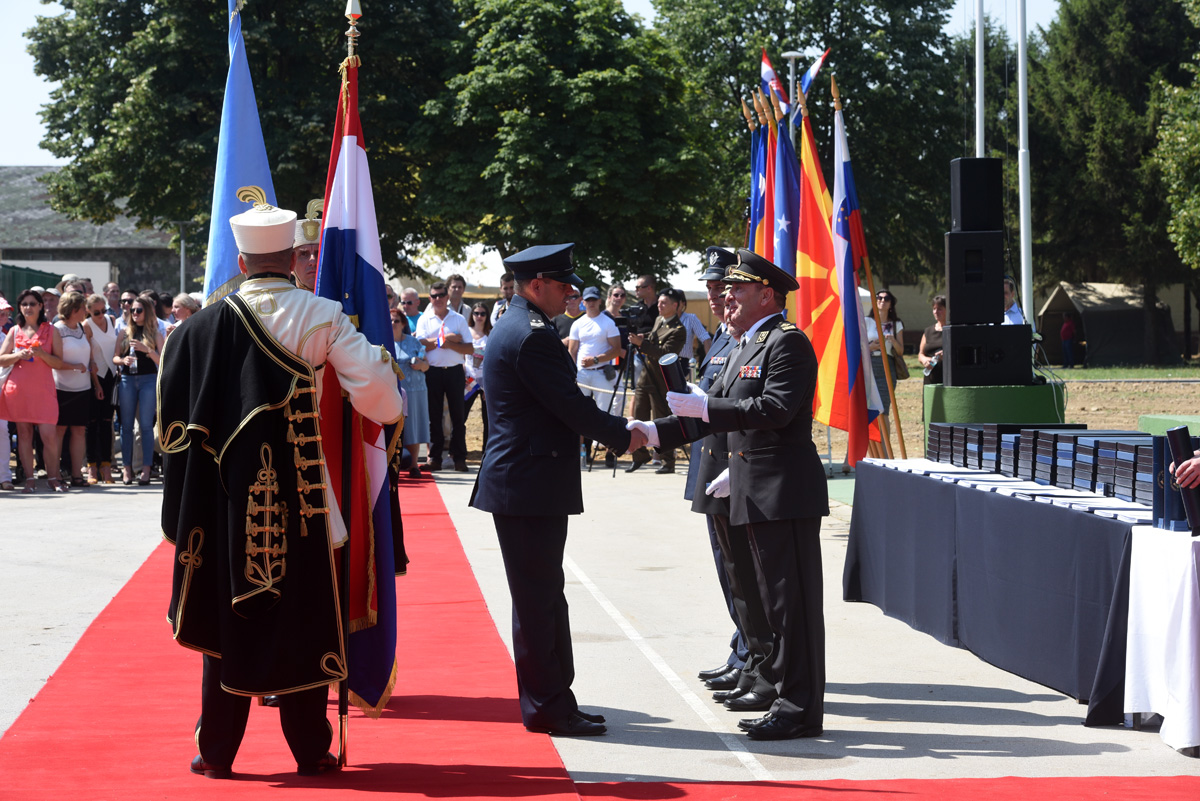 https://www.morh.hr/wp-content/gallery/promocija-polaznika-vojnih-skola-ponovno-u-vukovaru/vukovar_24062017_09.jpg