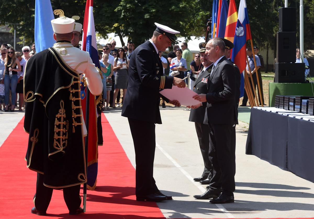 https://www.morh.hr/wp-content/gallery/promocija-polaznika-vojnih-skola-ponovno-u-vukovaru/vukovar_24062017_10.jpg