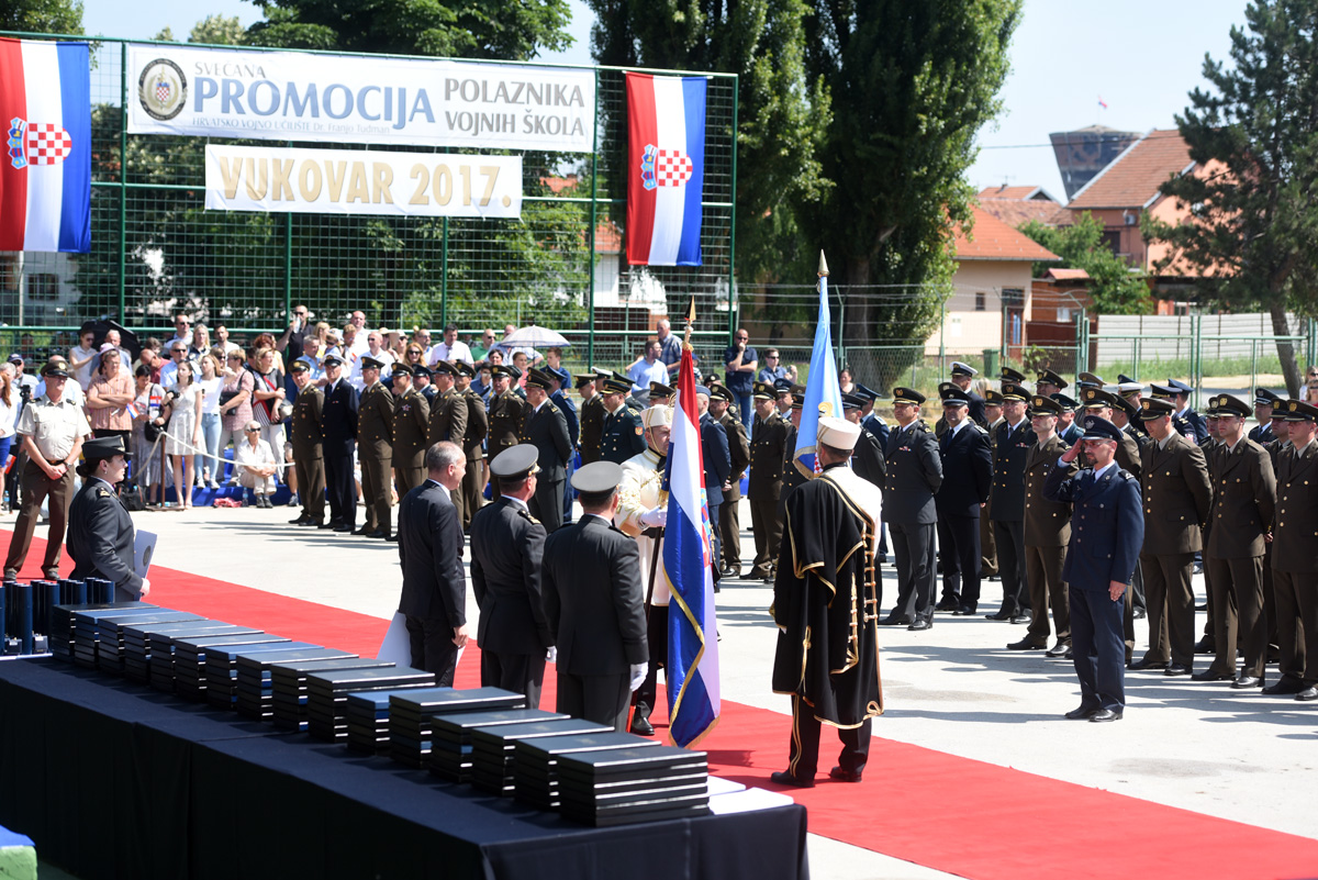https://www.morh.hr/wp-content/gallery/promocija-polaznika-vojnih-skola-ponovno-u-vukovaru/vukovar_24062017_11.jpg