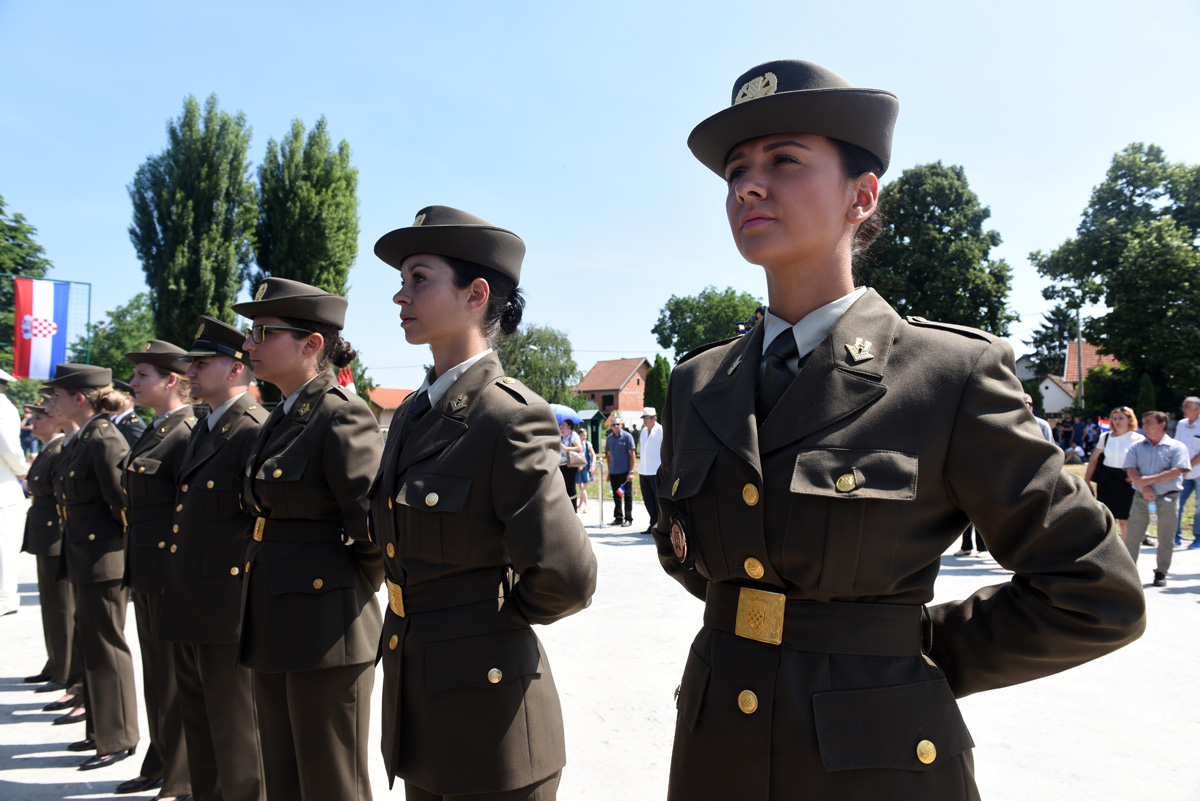 https://www.morh.hr/wp-content/gallery/promocija-polaznika-vojnih-skola-ponovno-u-vukovaru/vukovar_24062017_12.jpg