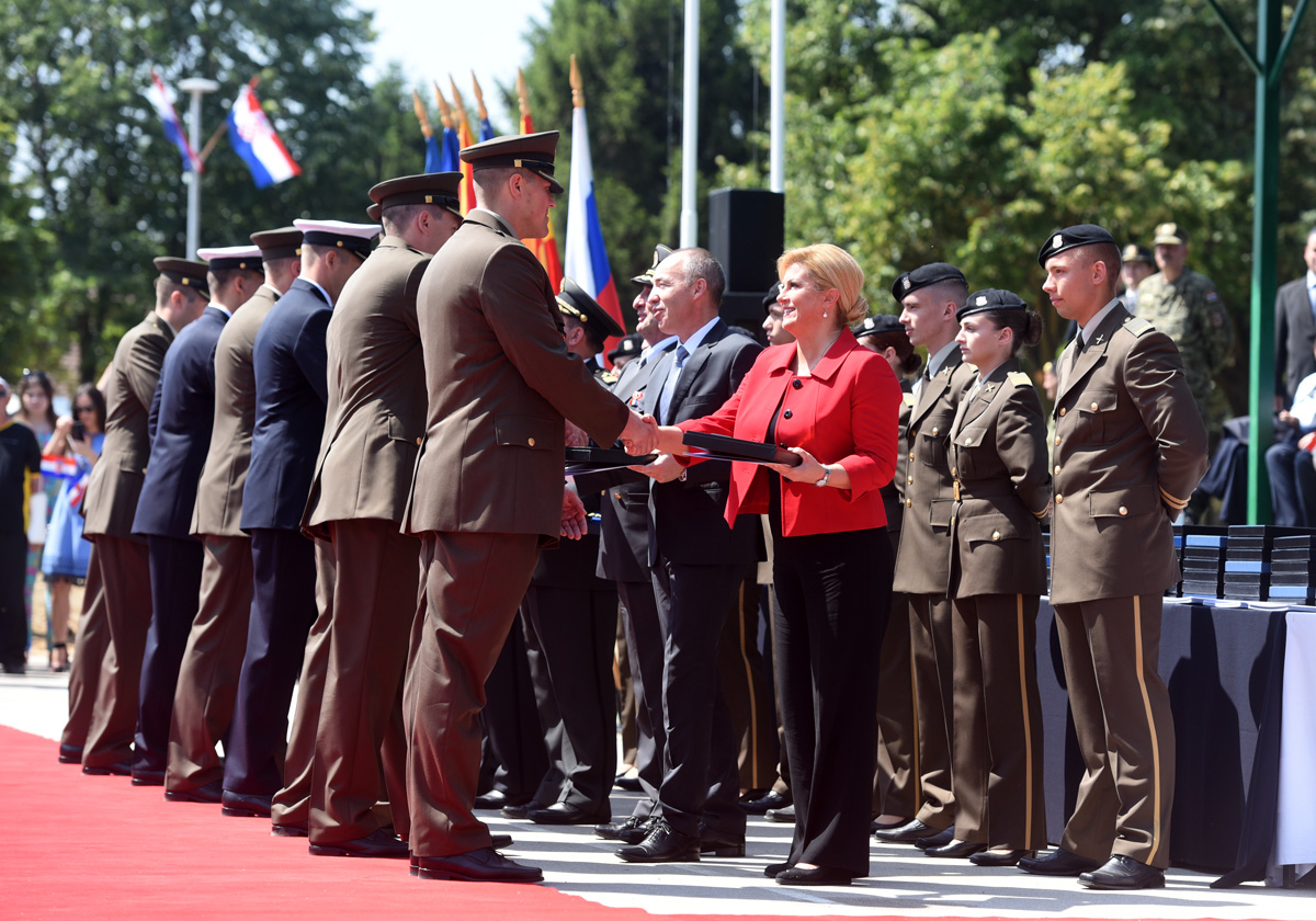 https://www.morh.hr/wp-content/gallery/promocija-polaznika-vojnih-skola-ponovno-u-vukovaru/vukovar_24062017_13.jpg
