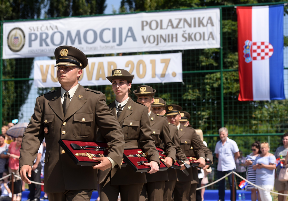 https://www.morh.hr/wp-content/gallery/promocija-polaznika-vojnih-skola-ponovno-u-vukovaru/vukovar_24062017_14.jpg