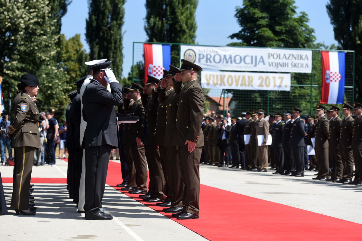 https://www.morh.hr/wp-content/gallery/promocija-polaznika-vojnih-skola-ponovno-u-vukovaru/vukovar_24062017_15.jpg