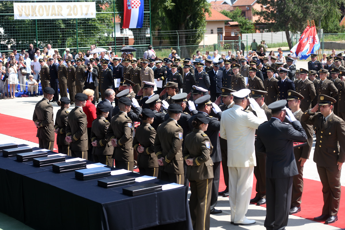https://www.morh.hr/wp-content/gallery/promocija-polaznika-vojnih-skola-ponovno-u-vukovaru/vukovar_24062017_16.jpg