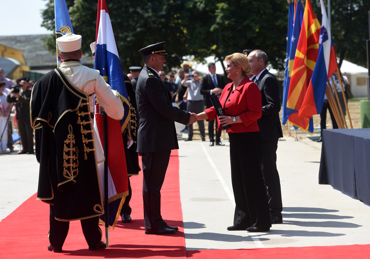 https://www.morh.hr/wp-content/gallery/promocija-polaznika-vojnih-skola-ponovno-u-vukovaru/vukovar_24062017_17.jpg