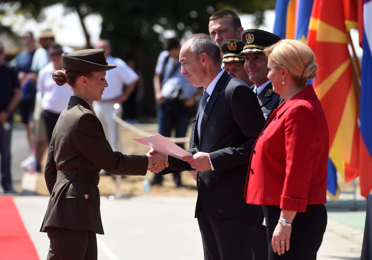 https://www.morh.hr/wp-content/gallery/promocija-polaznika-vojnih-skola-ponovno-u-vukovaru/vukovar_24062017_19.jpg
