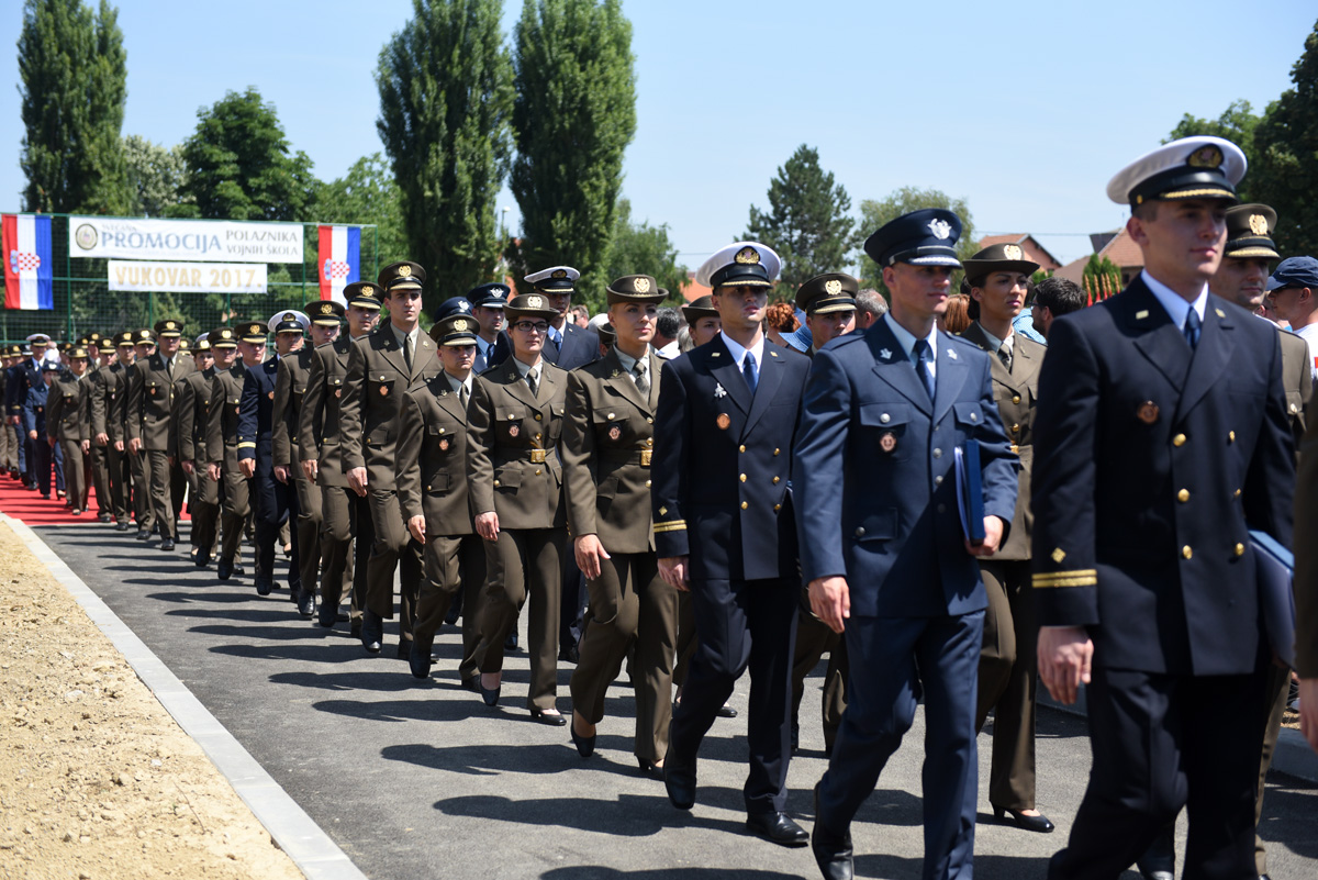 https://www.morh.hr/wp-content/gallery/promocija-polaznika-vojnih-skola-ponovno-u-vukovaru/vukovar_24062017_24.jpg
