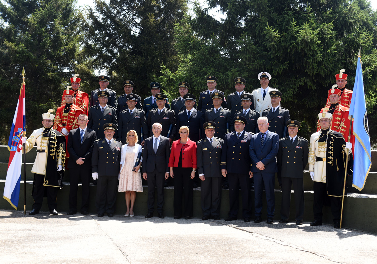 https://www.morh.hr/wp-content/gallery/promocija-polaznika-vojnih-skola-ponovno-u-vukovaru/vukovar_24062017_25.jpg