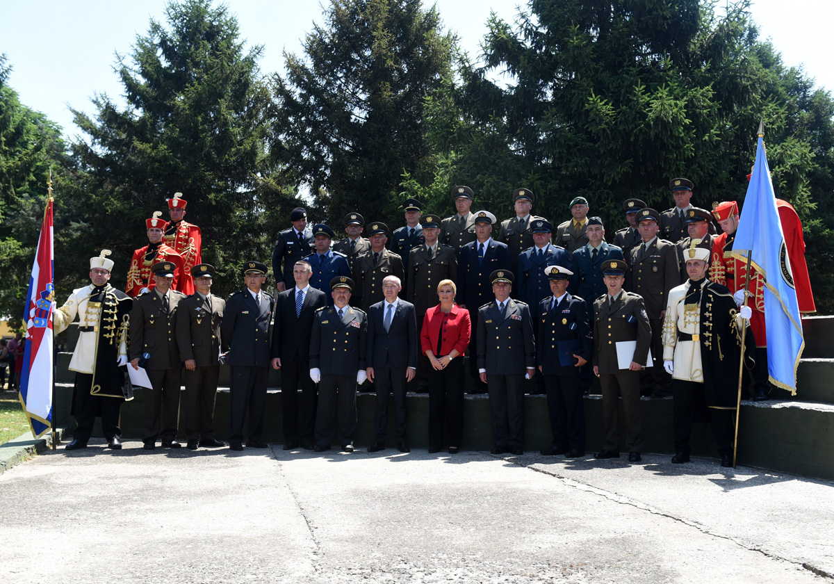 https://www.morh.hr/wp-content/gallery/promocija-polaznika-vojnih-skola-ponovno-u-vukovaru/vukovar_24062017_27.jpg