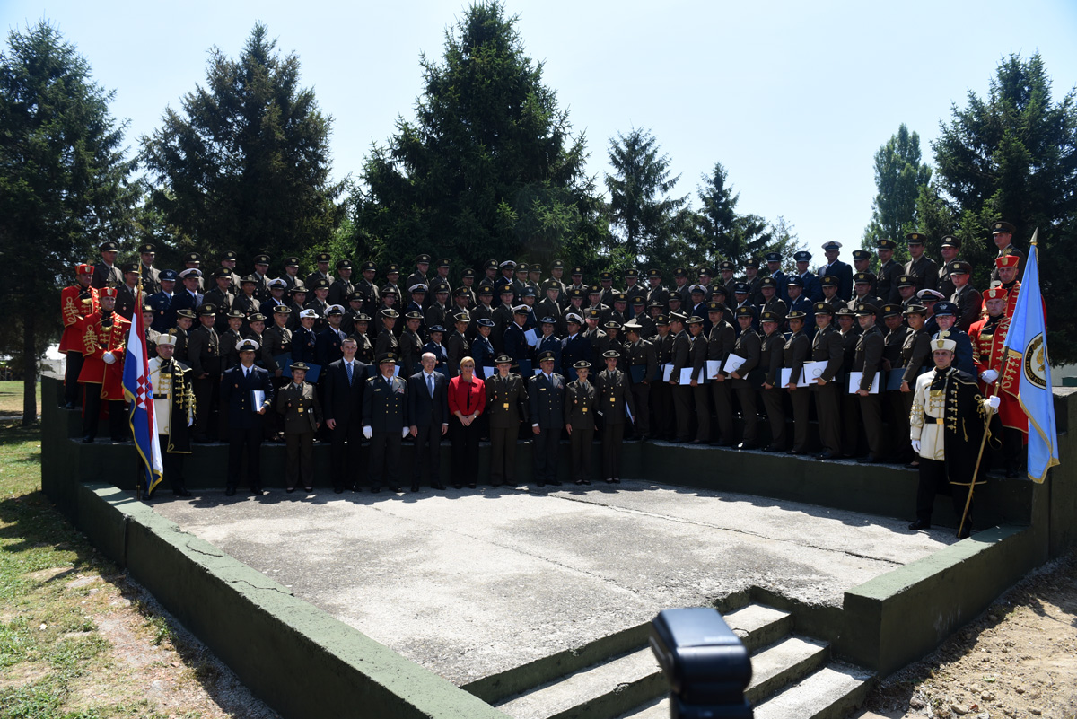 https://www.morh.hr/wp-content/gallery/promocija-polaznika-vojnih-skola-ponovno-u-vukovaru/vukovar_24062017_28.jpg