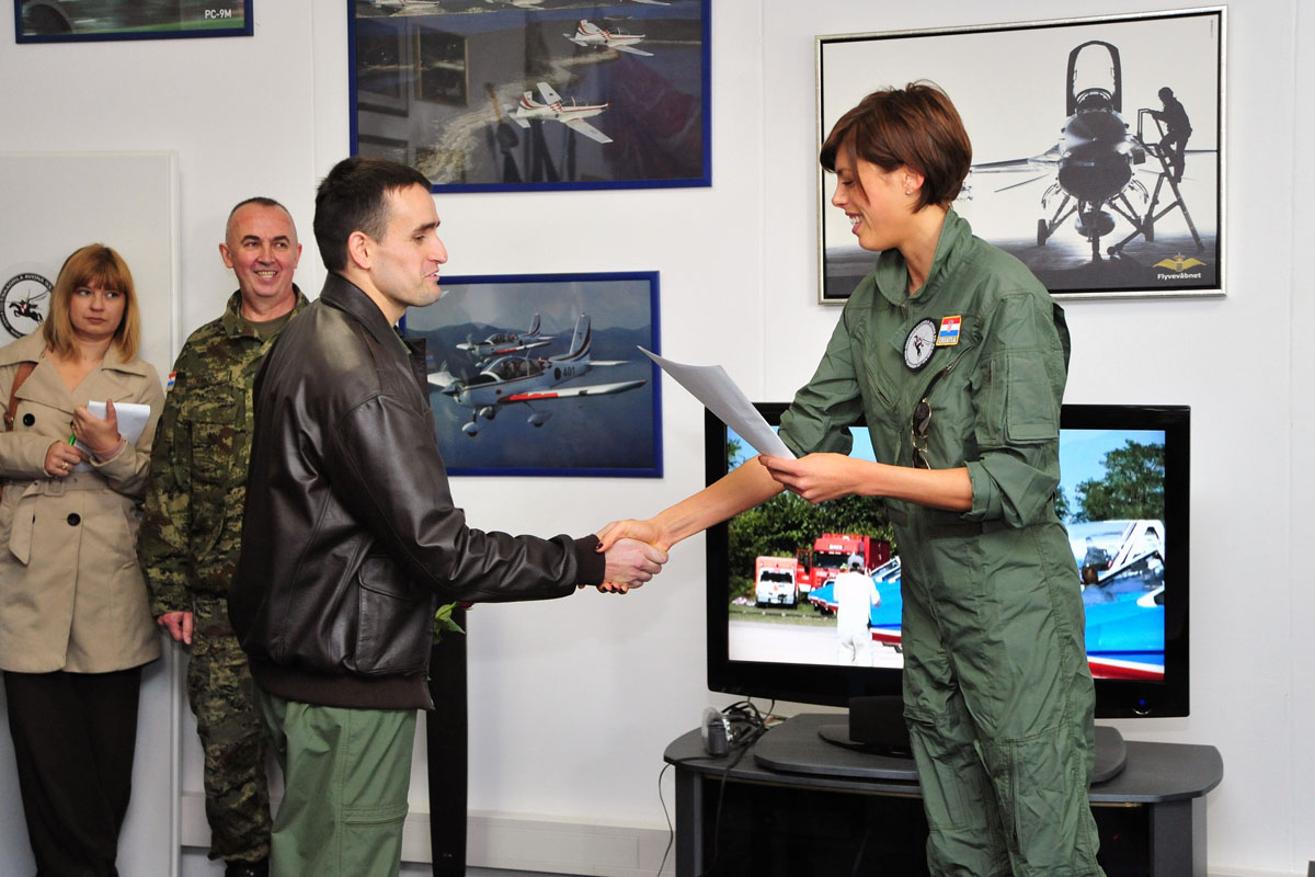 https://www.morh.hr/wp-content/gallery/promocija-prvih-samostalnih-letova-uenika-letaa-hrz-i-pzo-a/zemunik_10112011_17.jpg