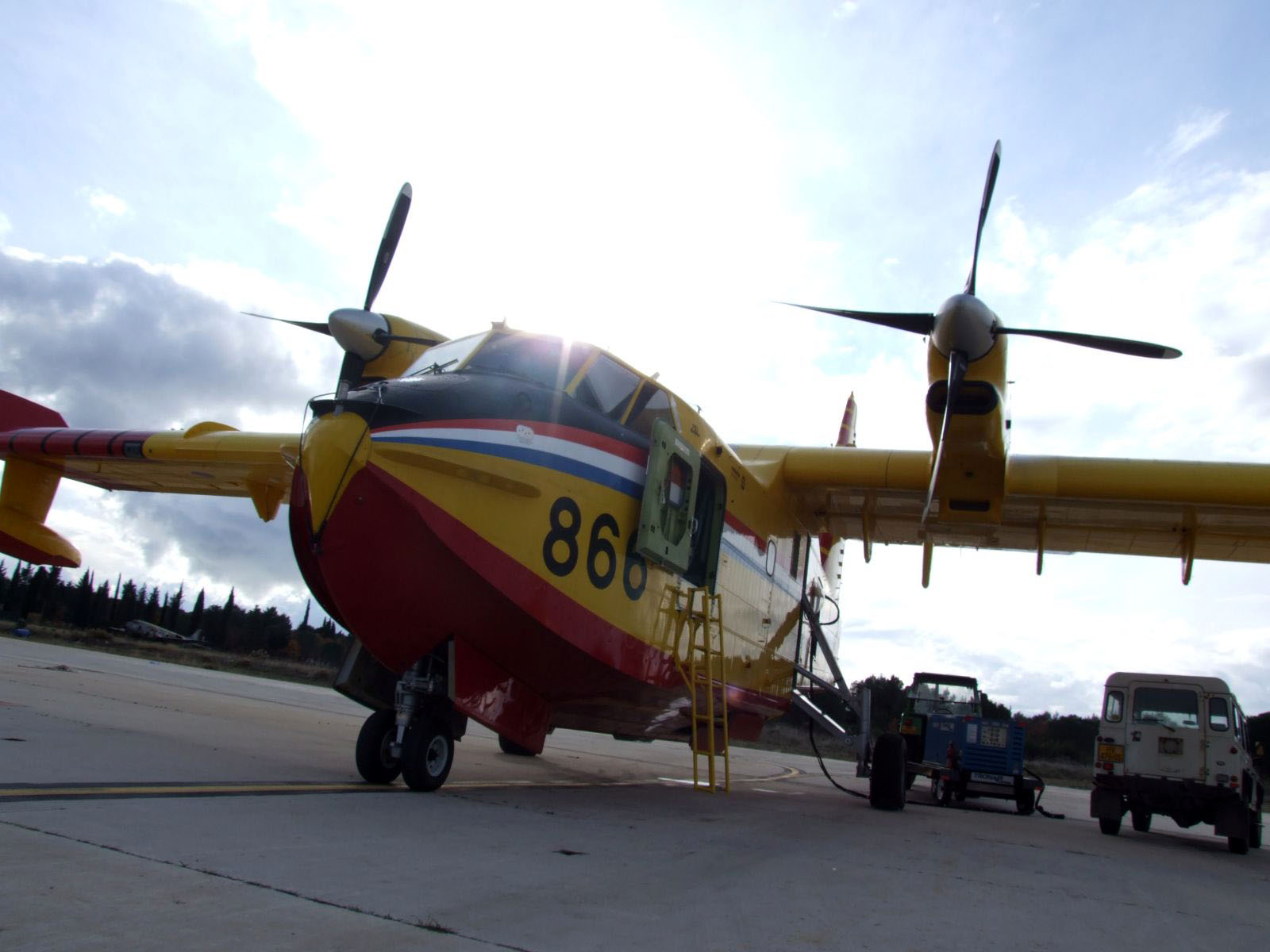 https://www.morh.hr/wp-content/gallery/protupoarni-zrakoplov-canadair-upuen-na-poarite-u-izreal/cl_02_04122010.jpg