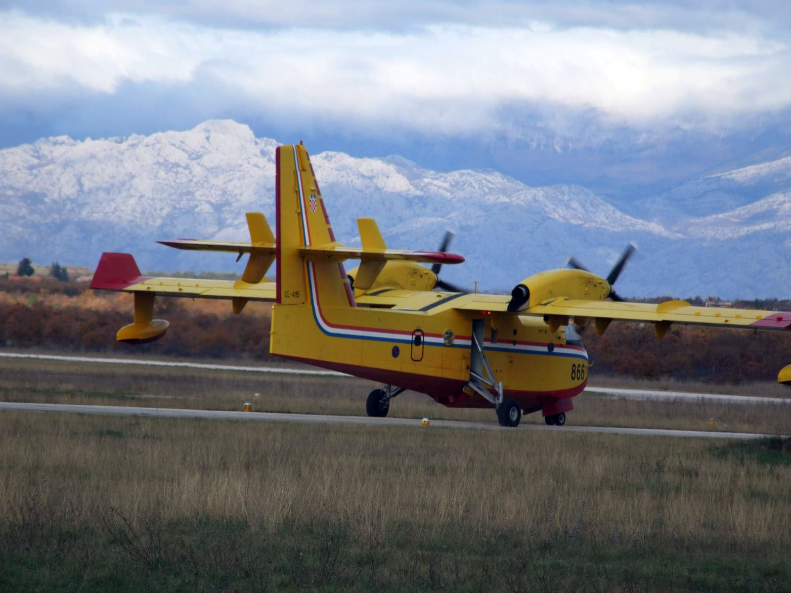 https://www.morh.hr/wp-content/gallery/protupoarni-zrakoplov-canadair-upuen-na-poarite-u-izreal/cl_11_04122010.jpg