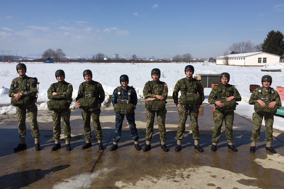 https://www.morh.hr/wp-content/gallery/prvi-padobranski-skokovi-kadeta-vojnih-pilota/padobranci_08032018_1.jpg