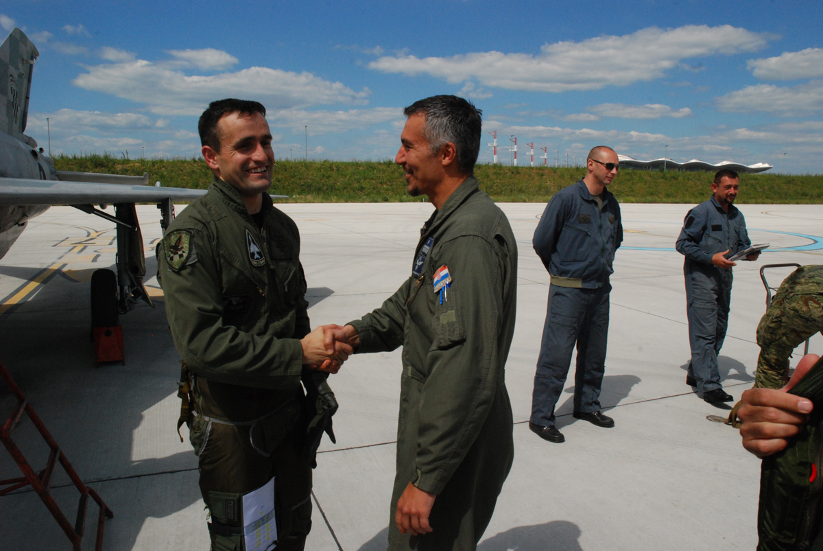 https://www.morh.hr/wp-content/gallery/prvi-samostalni-let-na-borbenom-avionu-mig-21-bisd/piloti_26052017_1.jpg