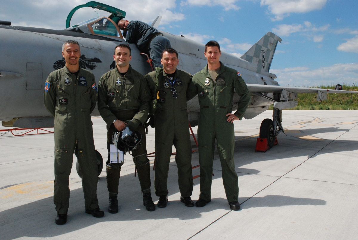 https://www.morh.hr/wp-content/gallery/prvi-samostalni-let-na-borbenom-avionu-mig-21-bisd/piloti_26052017_2.jpg