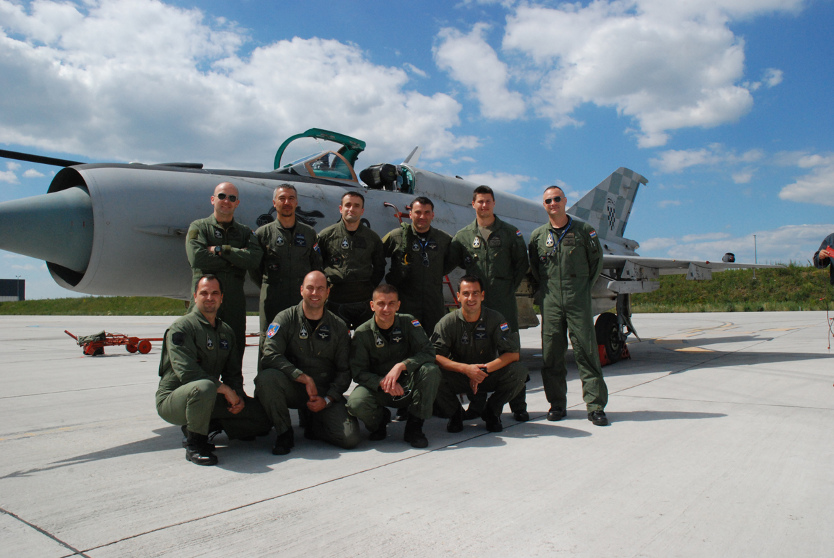https://www.morh.hr/wp-content/gallery/prvi-samostalni-let-na-borbenom-avionu-mig-21-bisd/piloti_26052017_3.jpg