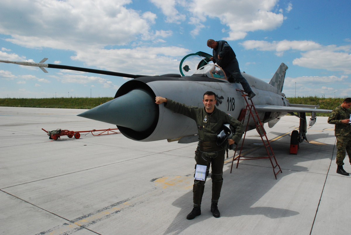 https://www.morh.hr/wp-content/gallery/prvi-samostalni-let-na-borbenom-avionu-mig-21-bisd/piloti_26052017_4.jpg