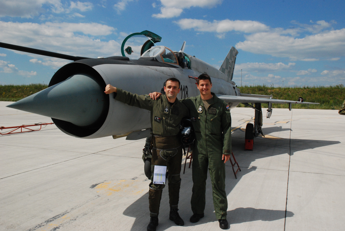 https://www.morh.hr/wp-content/gallery/prvi-samostalni-let-na-borbenom-avionu-mig-21-bisd/piloti_26052017_5.jpg