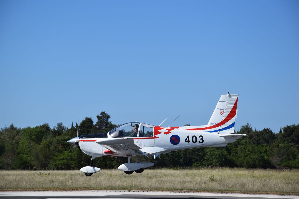 https://www.morh.hr/wp-content/gallery/prvi-samostalni-letovi-22-narastaja-kadeta/piloti_1052017_04.jpg